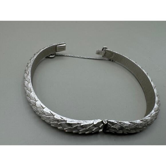 Vintage Crown Trifari Brushed Silver Tone Feathers Hinged Bracelet - Picture 6 of 12